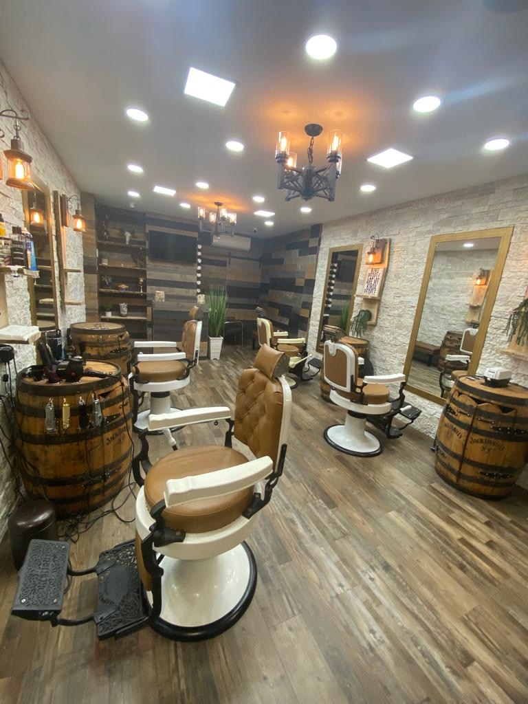 Are there any safety precautions or guidelines to follow when using a barber vacuum cleaner in a salon environment to prevent accidents or damage to the equipment?